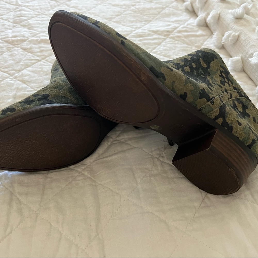 New Lucky Brand Camo print ankle booties - Picture 3 of 3